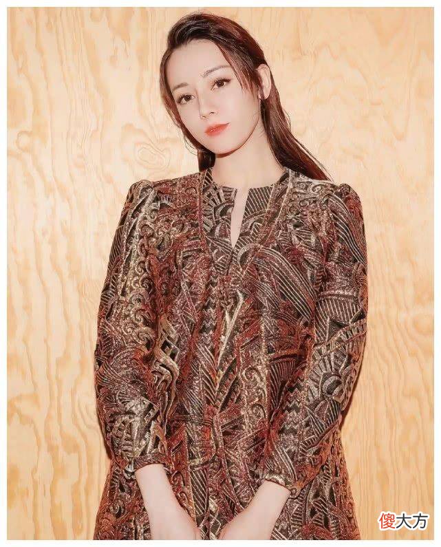 【就爱时尚】迪丽热巴为了证明自己的脸，直接关掉美颜滤镜，看到效果吓一跳