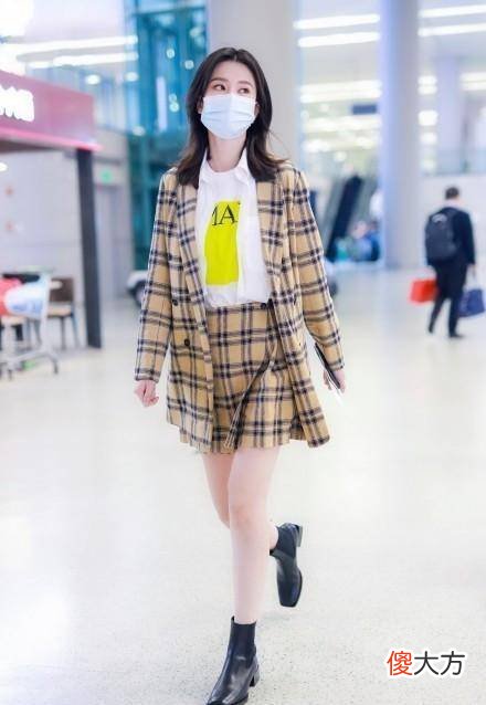 【时尚一点】乔欣“乖乖女”机场穿格纹套裙甜美可爱