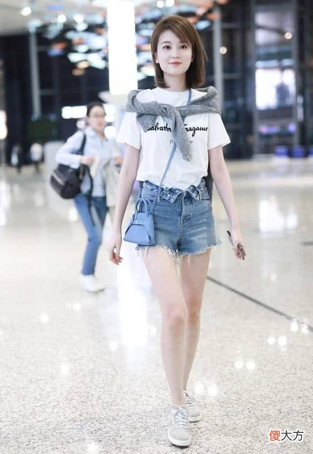 【时尚一点】乔欣“乖乖女”机场穿格纹套裙甜美可爱