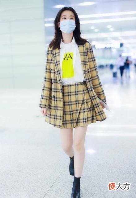 【时尚一点】乔欣“乖乖女”机场穿格纹套裙甜美可爱