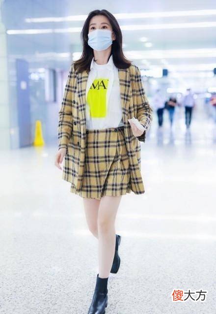 【时尚一点】乔欣“乖乖女”机场穿格纹套裙甜美可爱
