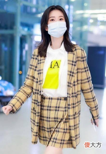 【时尚一点】乔欣“乖乖女”机场穿格纹套裙甜美可爱