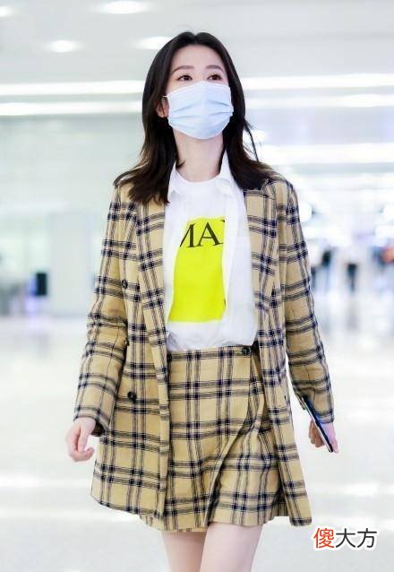 【时尚一点】乔欣“乖乖女”机场穿格纹套裙甜美可爱