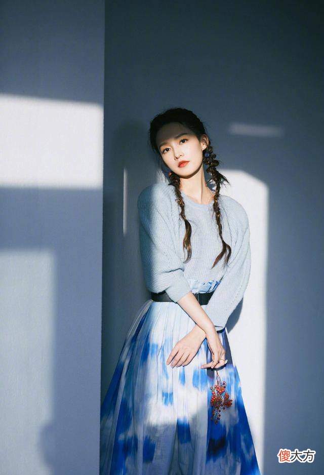 【时尚一点】路人镜头下的李沁扎“羊角辫”甜似邻家妹妹，发际线成焦点
