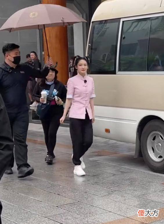 【时尚一点】路人镜头下的李沁扎“羊角辫”甜似邻家妹妹，发际线成焦点
