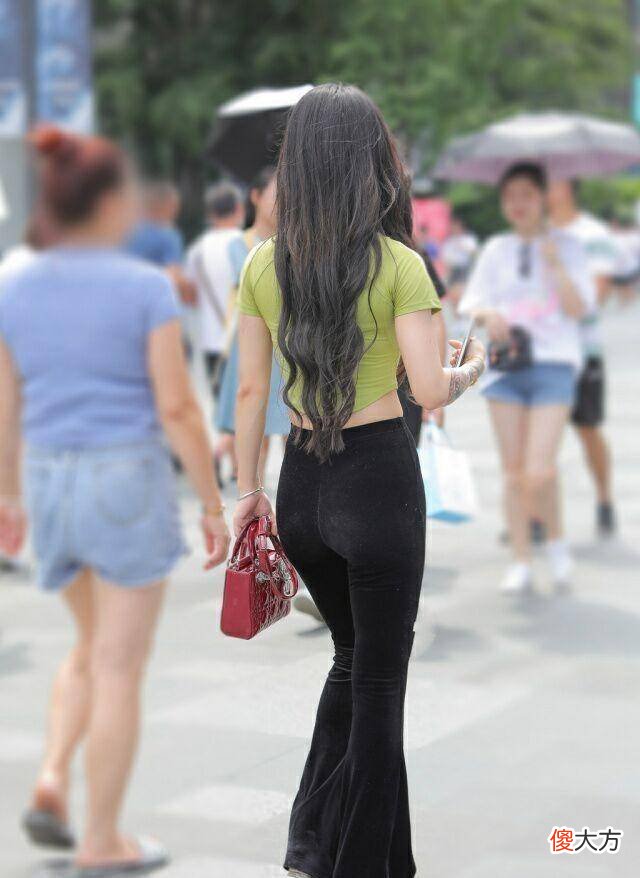 【时尚一点】时尚裤的搭配小心机：吊带背心搭配吊带纱裤，露出时尚美背