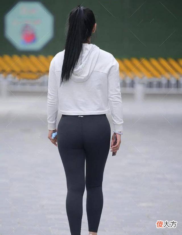 【时尚一点】时尚裤的搭配小心机：吊带背心搭配吊带纱裤，露出时尚美背
