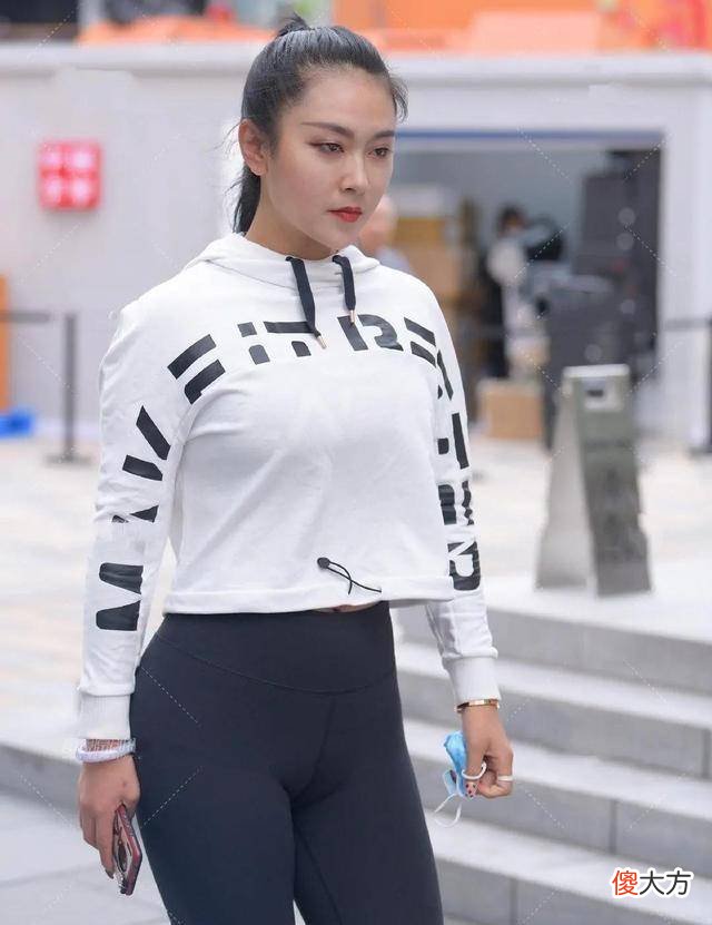 【时尚一点】时尚裤的搭配小心机：吊带背心搭配吊带纱裤，露出时尚美背