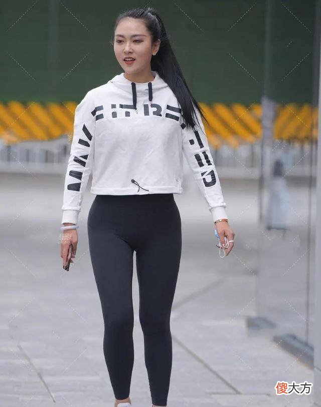 【时尚一点】时尚裤的搭配小心机：吊带背心搭配吊带纱裤，露出时尚美背
