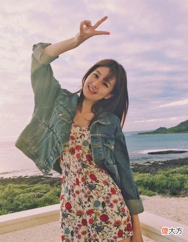 【时尚一点】乔欣甜美风的穿搭小技巧，短款包臀裙将她的腿型衬托好完美
