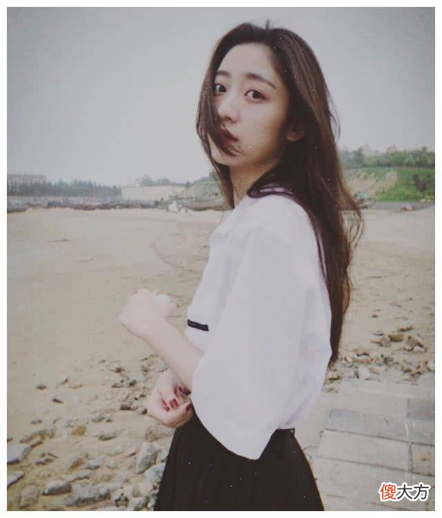 【时尚一点】《创造101》戚砚白衬衫配黑半身裙，难怪何洛喜欢她