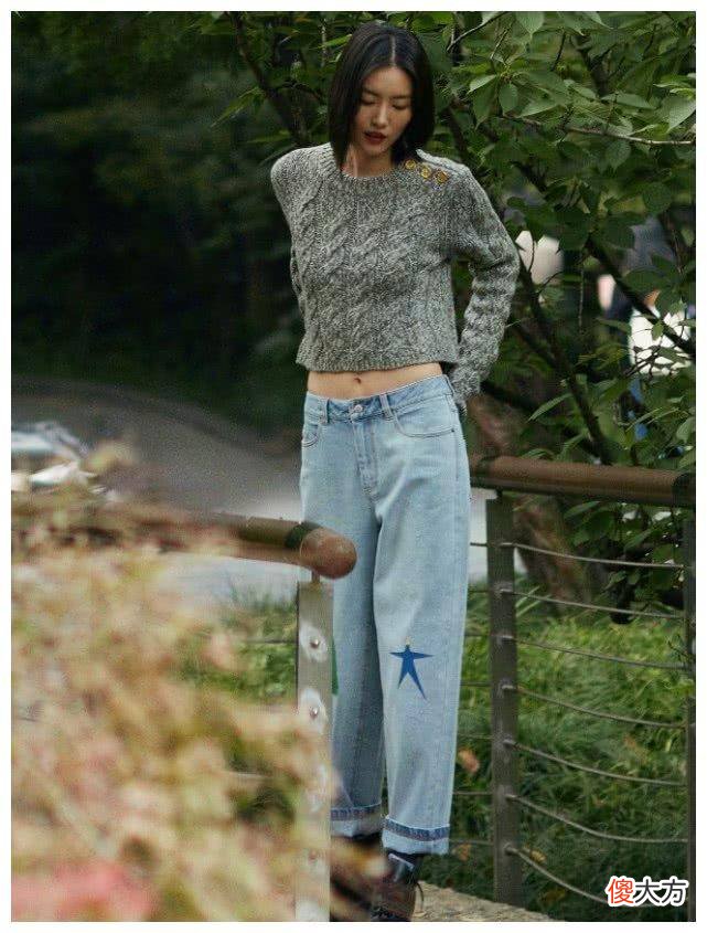 【时尚一点】刘雯穿黑色机车皮夹克，透露几个摇滚范围，很有气质很帅
