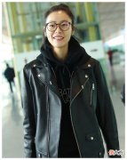 【时尚一点】刘雯穿黑色机车皮夹克，透露几个摇滚范围，很有气质很帅