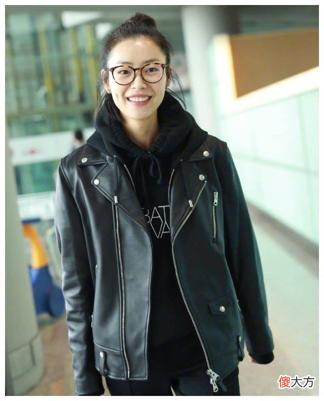 【时尚一点】刘雯穿黑色机车皮夹克，透露几个摇滚范围，很有气质很帅