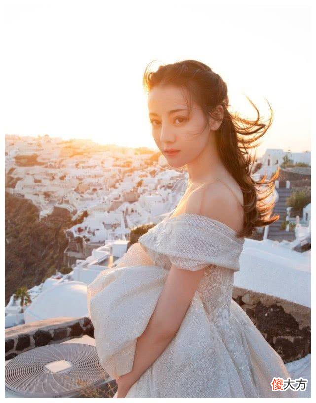 【时尚一点】迪丽热巴穿婚纱穿高跟鞋，擦胸部风格给人一种精致的感觉
