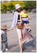【时尚一点】36岁黄圣依不服输，外套也能制造流行感，不用装嫩也是少女