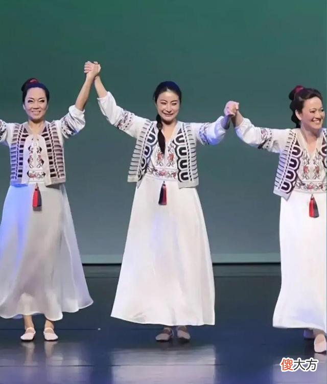 【就爱时尚】郭晶晶连衣裙穿搭小知识：叠穿背心马甲，民族风满满