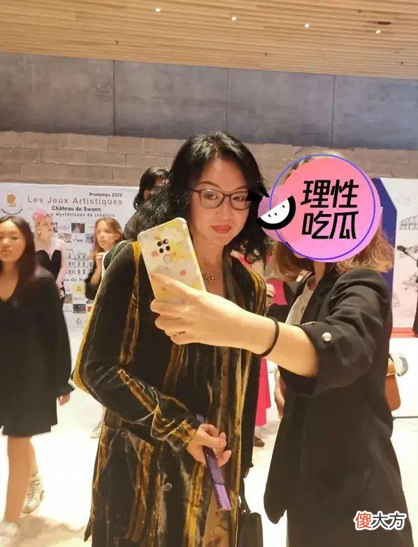 【就爱时尚】金星老师出席活动，一件大衣外套，尽显东方女性的魅力