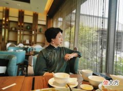 【就爱时尚】金星老师出席活动，一件大衣外套，尽显东方女性的魅力