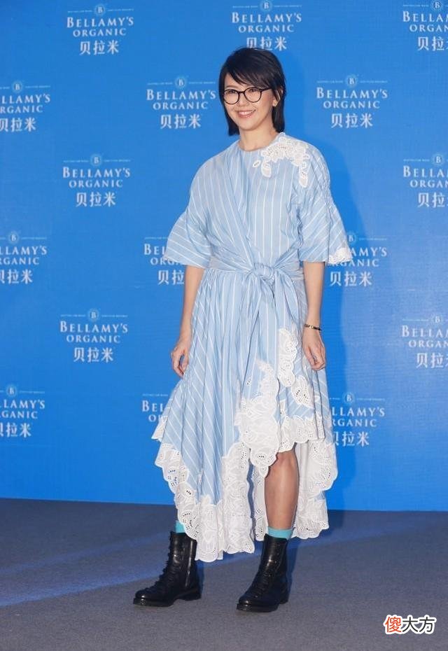 【时尚一点】孙燕姿和孟美岐不像两代人，衬衫配百褶裙文艺大气