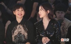 【时尚一点】孙燕姿和孟美岐不像两代人，衬衫配百褶裙文艺大气