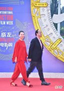 【时尚一点】成熟女性穿搭的款式推荐——宽松束脚套装