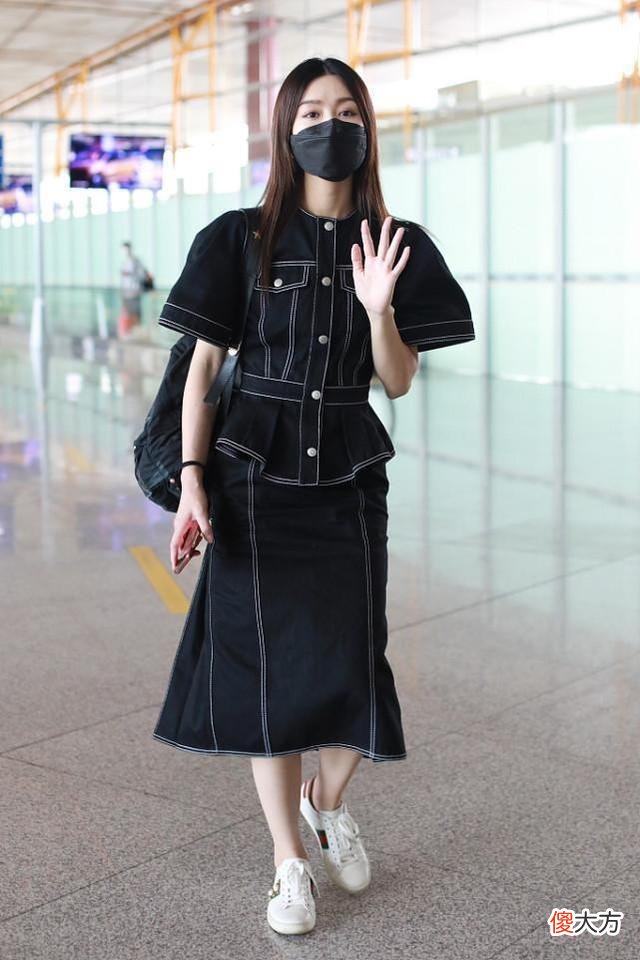 【就爱时尚】黑色造型的时髦穿法，在夏季街头也是清新又亮丽
