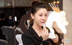 【就爱时尚】李小萌的t恤穿搭小知识：纯色t恤上衣，优缺点十分明显