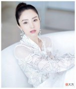 【时尚一点】39岁董璇穿白色蛋糕裙，脚踩银色高跟鞋，全身形状被她吓到了