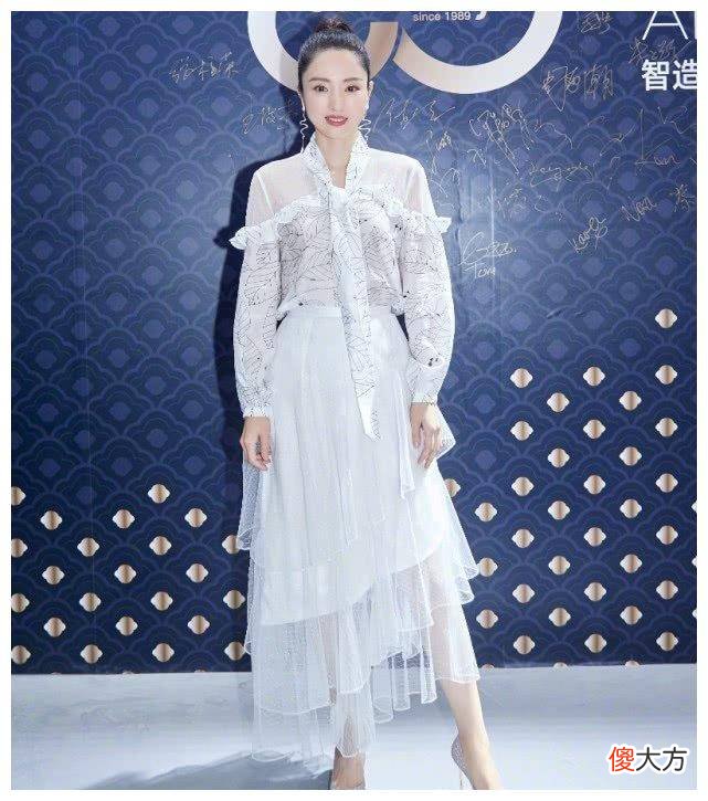 【时尚一点】39岁董璇穿白色蛋糕裙，脚踩银色高跟鞋，全身形状被她吓到了