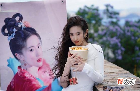 【时尚一点】刘亦菲：皮质单品一度被女性所青睐，都未曾变老，衣美