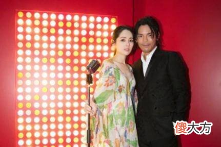 【就爱时尚】郭碧婷身穿浅蓝色绣花长裙，尽显仙女气质