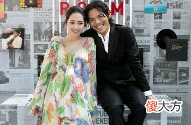 【就爱时尚】郭碧婷身穿浅蓝色绣花长裙，尽显仙女气质