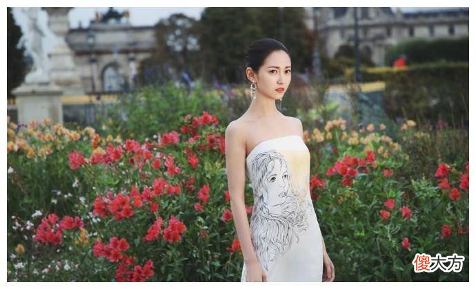 【时尚一点】陈钰琪胸前的白色连衣裙穿在胸前像精灵一样浪漫迷人