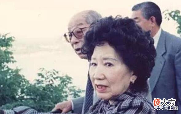【历史故事】张学良晚年生活老照片:最爱吃东北小火锅,死后墓碑朝向东北老家