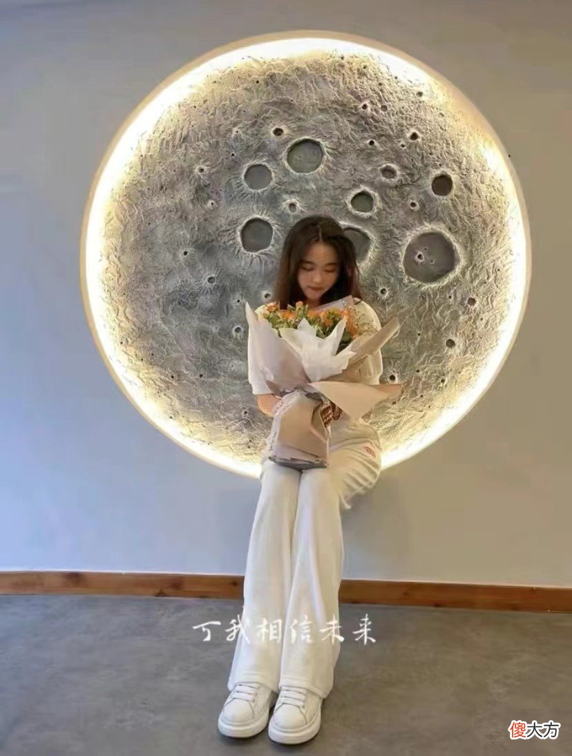 【时尚一点】靳东侄女首次曝光明星脸火出圈！穿休闲装跟舅舅合影，大长腿吸睛