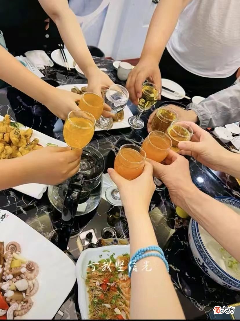 【时尚一点】靳东侄女首次曝光明星脸火出圈！穿休闲装跟舅舅合影，大长腿吸睛