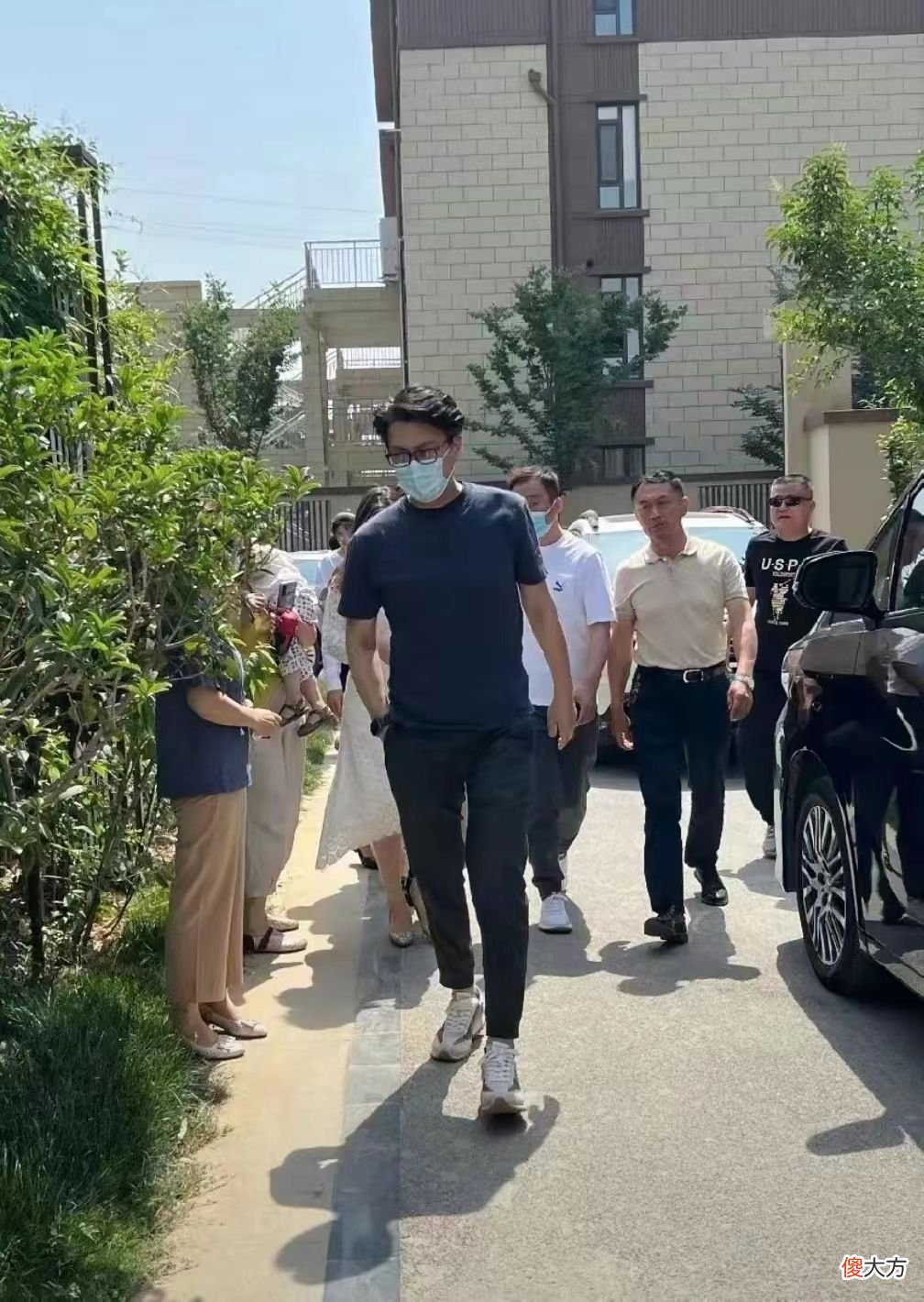 【时尚一点】靳东侄女首次曝光明星脸火出圈！穿休闲装跟舅舅合影，大长腿吸睛