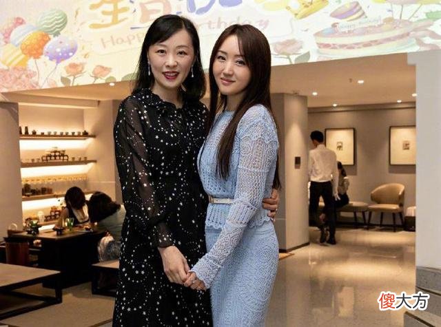 【就爱时尚】杨钰莹的镂空裙装,与闺蜜同框独具妩媚妖娆气质感