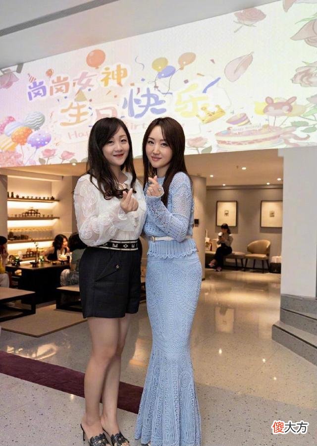 【就爱时尚】杨钰莹的镂空裙装,与闺蜜同框独具妩媚妖娆气质感