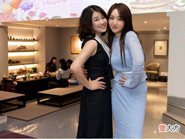 【就爱时尚】杨钰莹的镂空裙装,与闺蜜同框独具妩媚妖娆气质感