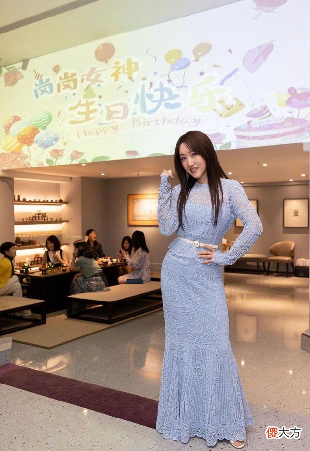 【就爱时尚】杨钰莹的镂空裙装,与闺蜜同框独具妩媚妖娆气质感