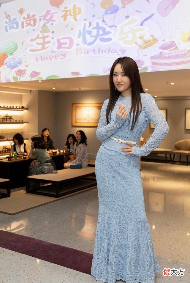 【就爱时尚】杨钰莹的镂空裙装,与闺蜜同框独具妩媚妖娆气质感