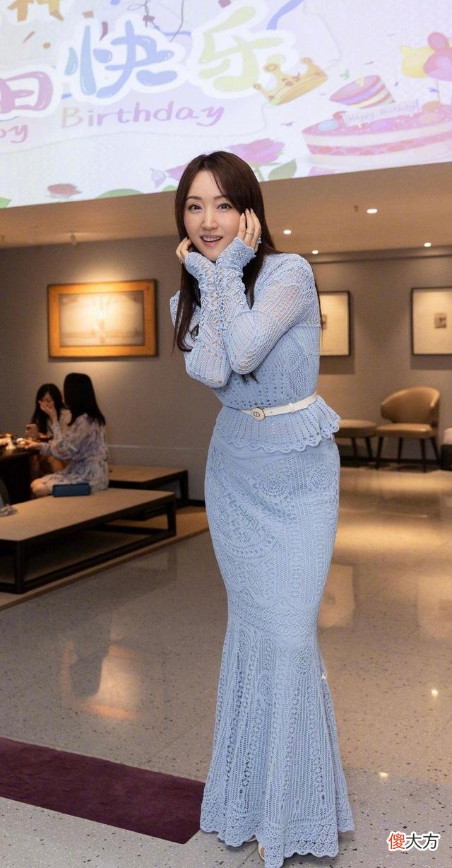 【就爱时尚】杨钰莹的镂空裙装,与闺蜜同框独具妩媚妖娆气质感