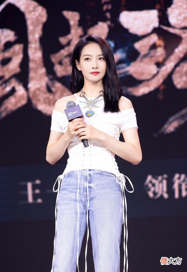 【时尚一点】宋茜新剧《风起》官宣，白t配牛仔裤，高级感十足