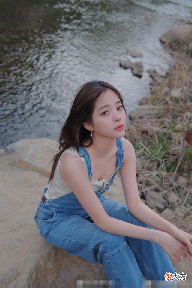 【时尚一点】欧阳娜娜晒出游美照，穿出花色吊带上衣，网友：太接地气了！