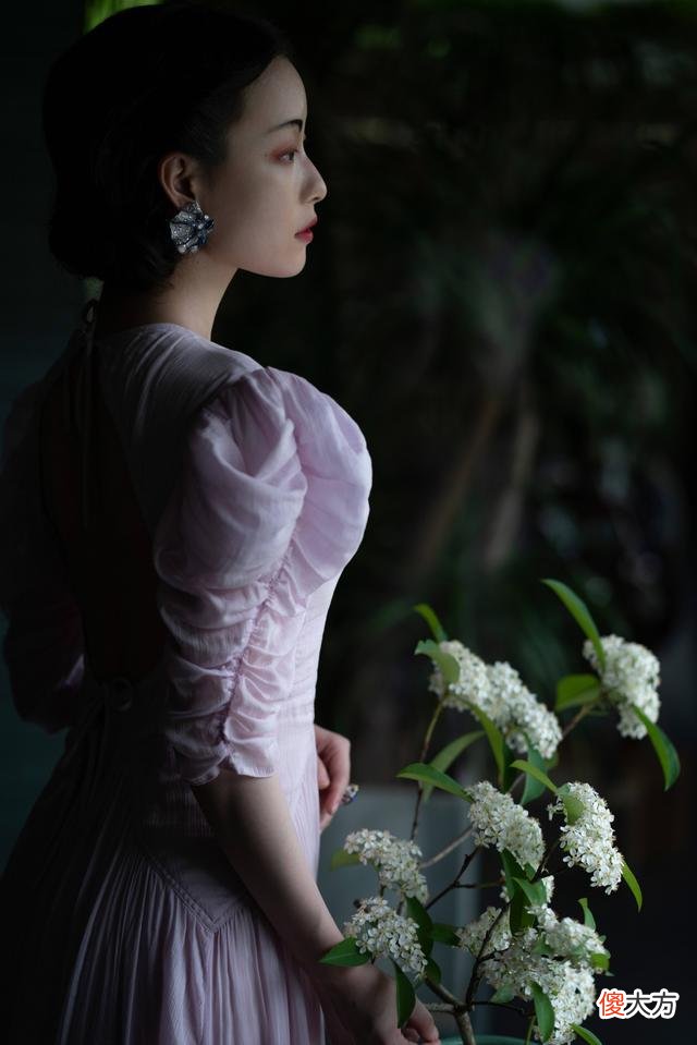 【时尚一点】倪妮水墨眉仙打扮成气质典雅的连衣裙，优雅贵气十足