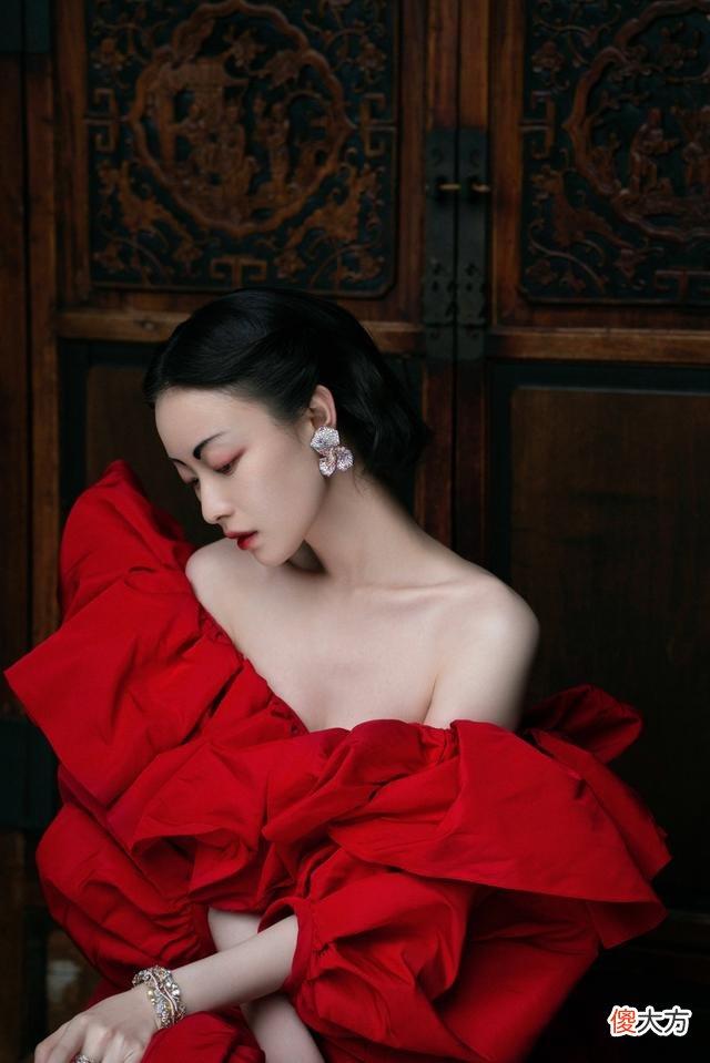 【时尚一点】倪妮水墨眉仙打扮成气质典雅的连衣裙，优雅贵气十足