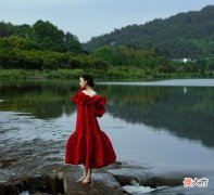 【时尚一点】倪妮水墨眉仙打扮成气质典雅的连衣裙，优雅贵气十足