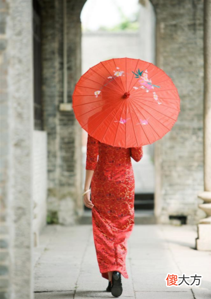 【就爱时尚】建议女人：不管年纪多大，出门包里带上这“3样”，做优雅小女人